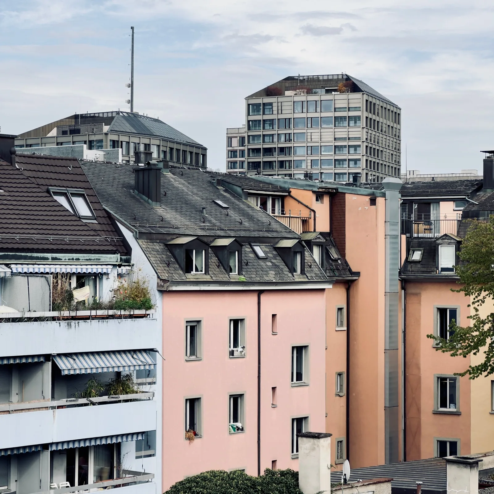 Verschiedene Wohnhäuser und Dachwohnungen in einer europäischen Stadt